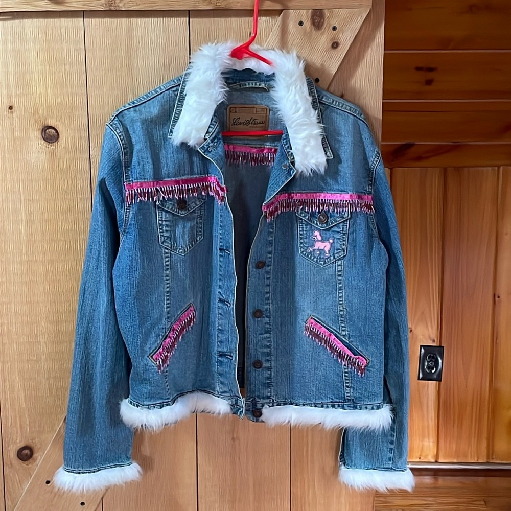 Levi’s Strauss Jean jacket pit to pit is 21 1/2 stretches to 22 - Picture 1 of 6